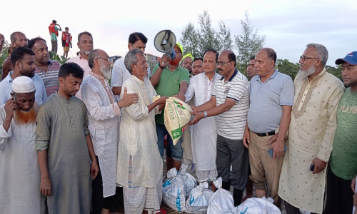 নাঙ্গলকোটে কৃষক দলের পক্ষ থেকে ৫শত বন্যা দুর্গত পরিবারে খাদ্যসামগ্রী বিতরণ