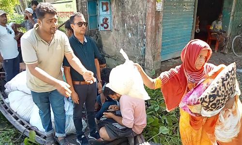 নাঙ্গলকোট উপজেলা যুবদল নেতা শাহিন আলম মজুমদারের উদ্যোগে বন্যা কবলিত এলাকায় শুকনো খাবার বিতরণ