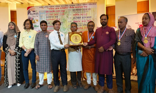 সাংবাদিকতা ও সমাজসেবায় বিশেষ অবদান রাখায় শহীদ উল্লাহ মিয়াজীকে সম্মাননা প্রদান
