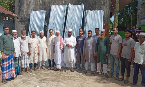 নাঙ্গলকোটের নিজগ্রামে ঢেউটিন বিতরণ করেন জামায়াত প্রার্থী ইয়াছিন আরাফাত
