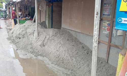 হেসাখালে গভীররাতে বালু ফেলে ও তালা দিয়ে শিক্ষকের দোকান ঘর দখল চেষ্টার অভিযোগ
