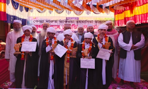 নাঙ্গলকোটের কেন্দ্রা দারুত তাকওয়া মাদ্রাসার হাফেজ ছাত্রদের পাগড়ি প্রদান