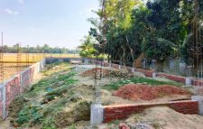 নাঙ্গলকোটে জমি জবর দখলে বাধা দেয়ায় মাথায় পিস্তল ঠেকিয়ে ব্যবসায়ীর টাকা লুট