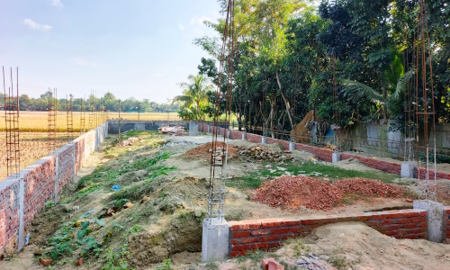 নাঙ্গলকোটে জমি জবর দখলে বাধা দেয়ায় মাথায় পিস্তল ঠেকিয়ে ব্যবসায়ীর টাকা লুট