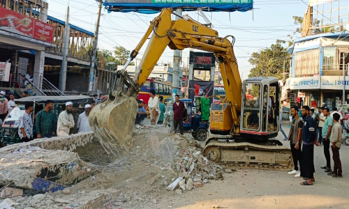 ওসমান হাদি হত্যার প্রতিবাদে নাঙ্গলকোটে বিক্ষোভ, লোটাস কামাল ও নৌকার ম্যুরাল ভাংচুর 