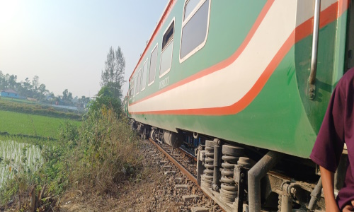 নাঙ্গলকোটে মহানগর এক্সপ্রেস ট্রেন লাইনচ্যুত , অল্পের জন্য রক্ষা  পেল শত শত যাত্রী