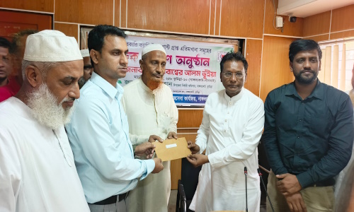 নাঙ্গলকোটে বেসরকারি এতিমখানা সমূহে চেক বিতরণ